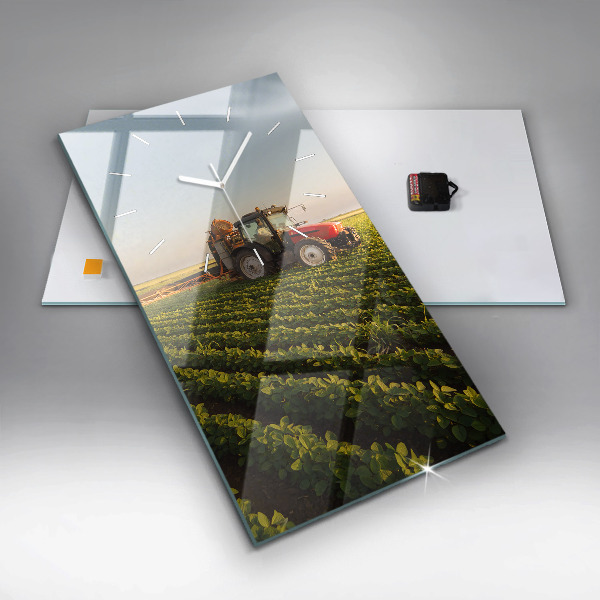 Vertikale Uhr Traktor sprüht ein Feld