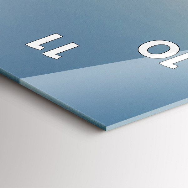 Vertikale Uhr Traktor sprüht ein Feld