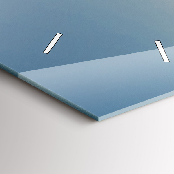 Vertikale Uhr Traktor sprüht ein Feld