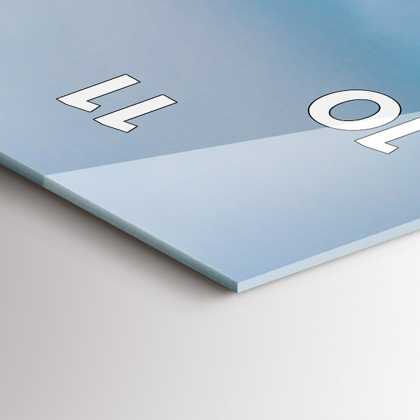 Vertikale Uhr Große Giraffe vor einem Himmelshintergrund