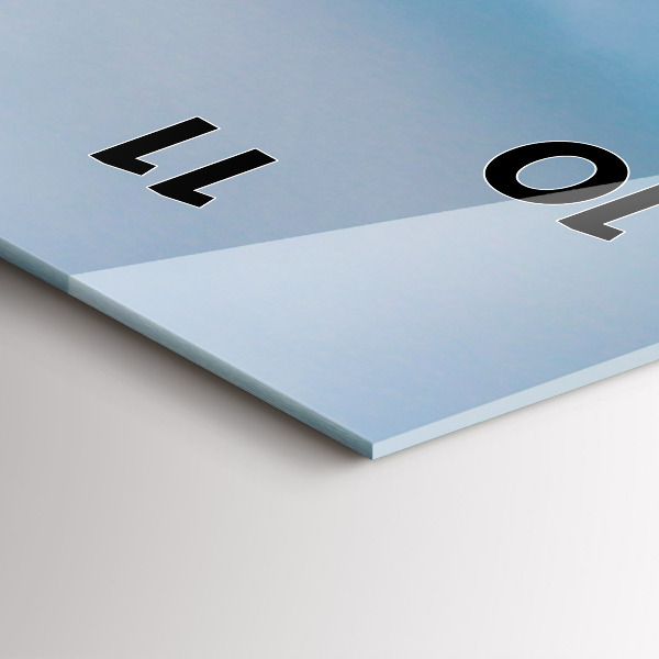 Vertikale Uhr Große Giraffe vor einem Himmelshintergrund