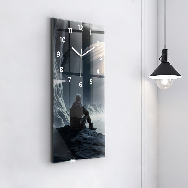 Vertikale Uhr Mann auf Mond Hintergrund