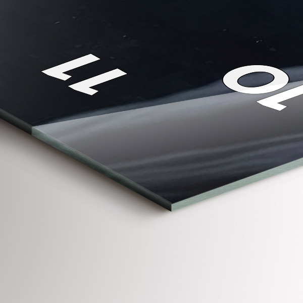 Vertikale Uhr Mann auf Mond Hintergrund