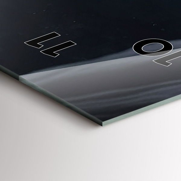 Vertikale Uhr Mann auf Mond Hintergrund