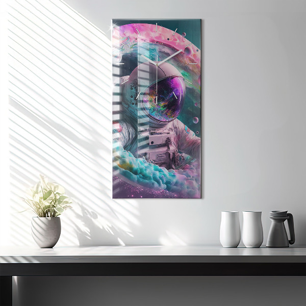 Vertikale Uhr Kosmonautenfarbene Wolken