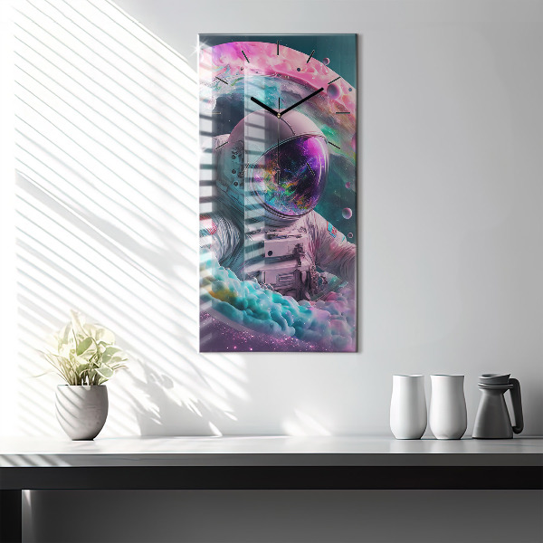 Vertikale Uhr Kosmonautenfarbene Wolken