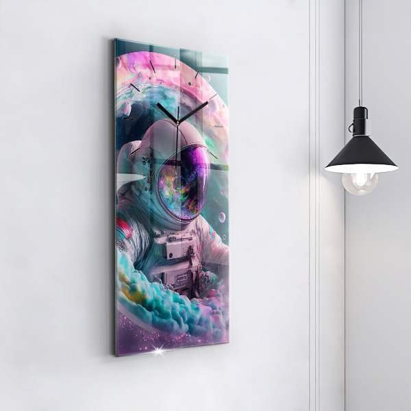 Vertikale Uhr Kosmonautenfarbene Wolken