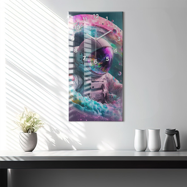 Vertikale Uhr Kosmonautenfarbene Wolken