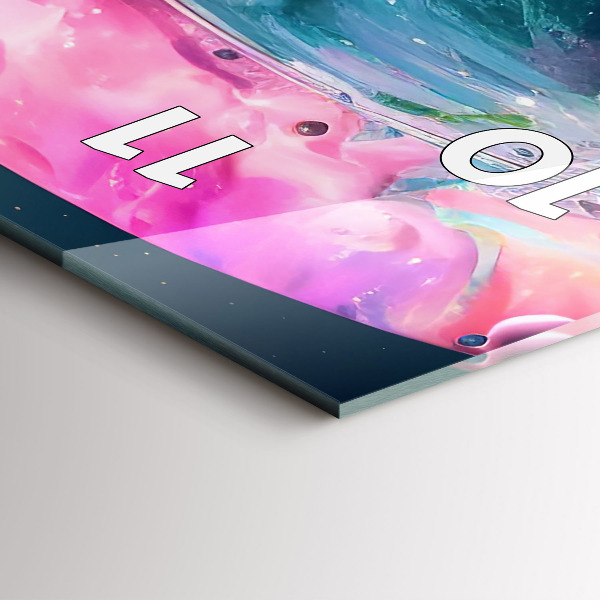 Vertikale Uhr Kosmonautenfarbene Wolken