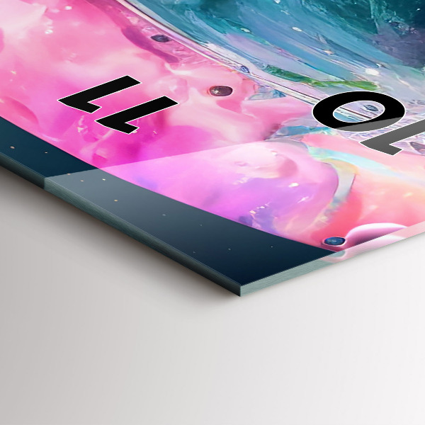 Vertikale Uhr Kosmonautenfarbene Wolken