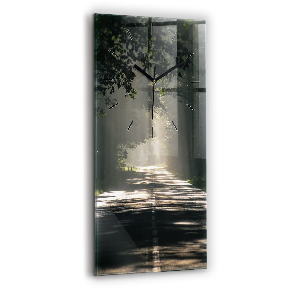 Vertikale Uhr Waldweg und Sonnenschlieren