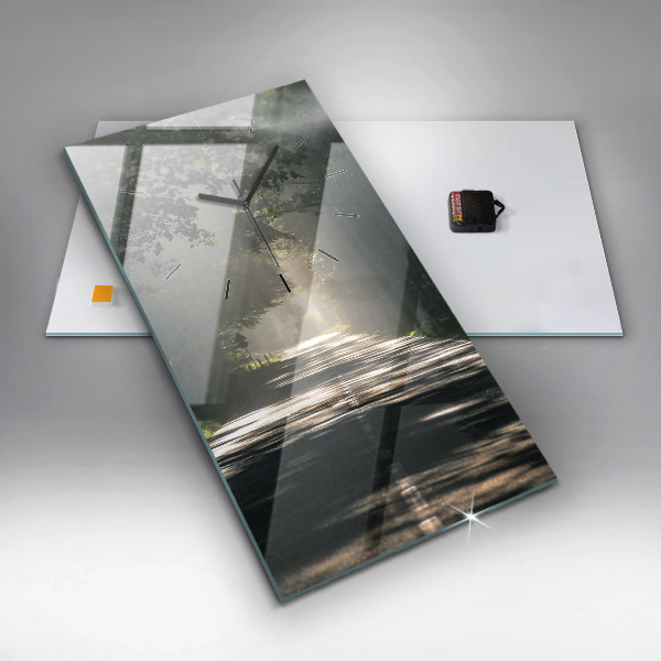 Vertikale Uhr Waldweg und Sonnenschlieren