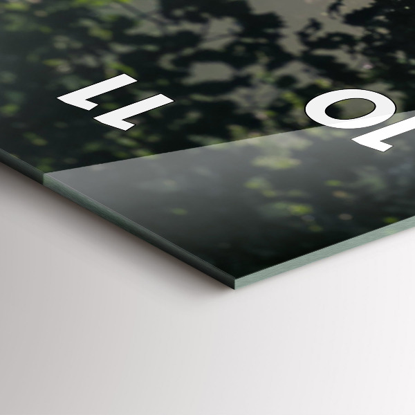 Vertikale Uhr Waldweg und Sonnenschlieren