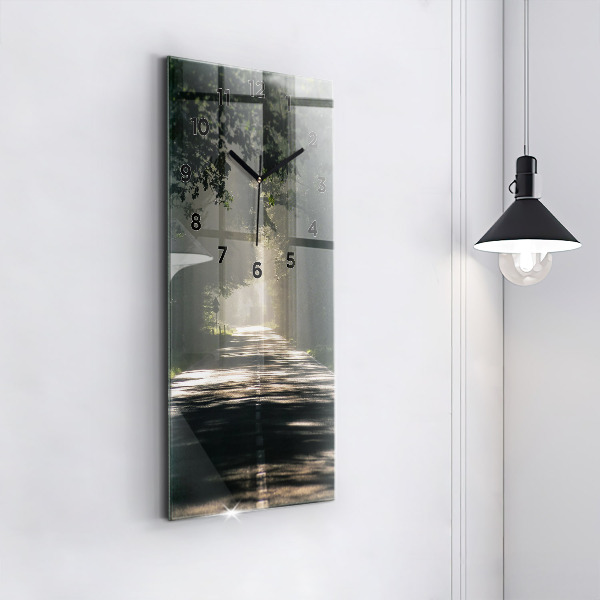 Vertikale Uhr Waldweg und Sonnenschlieren