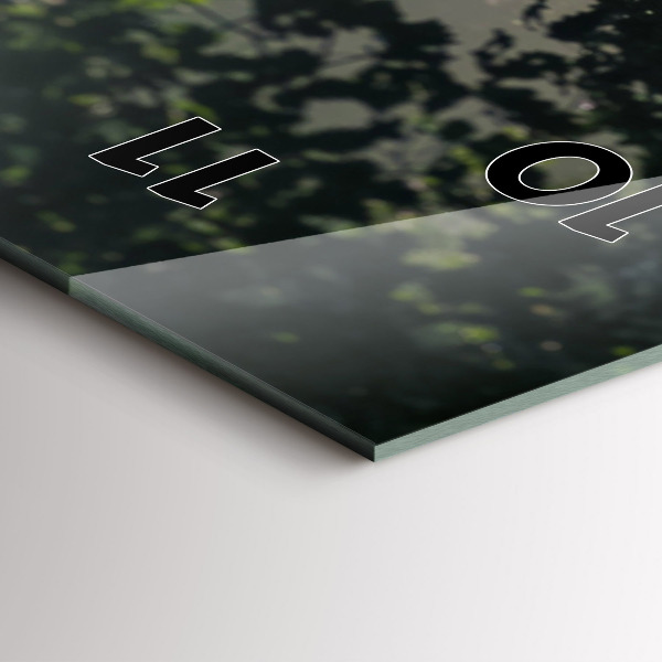 Vertikale Uhr Waldweg und Sonnenschlieren