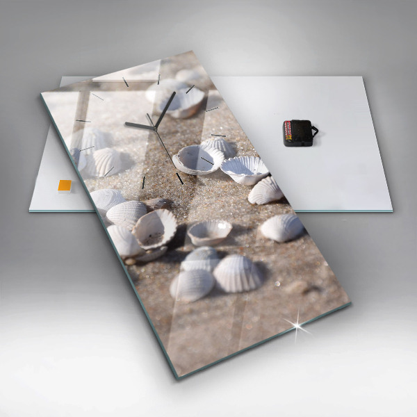 Vertikale Uhr Muscheln am Strand