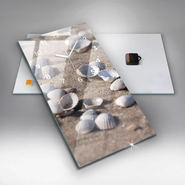 Vertikale Uhr Muscheln am Strand