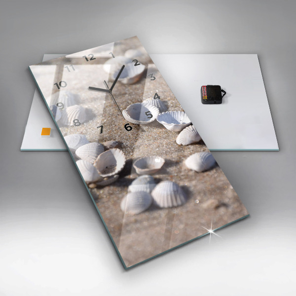 Vertikale Uhr Muscheln am Strand