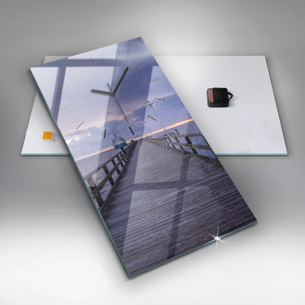 Vertikale Uhr Pier an der Ostsee