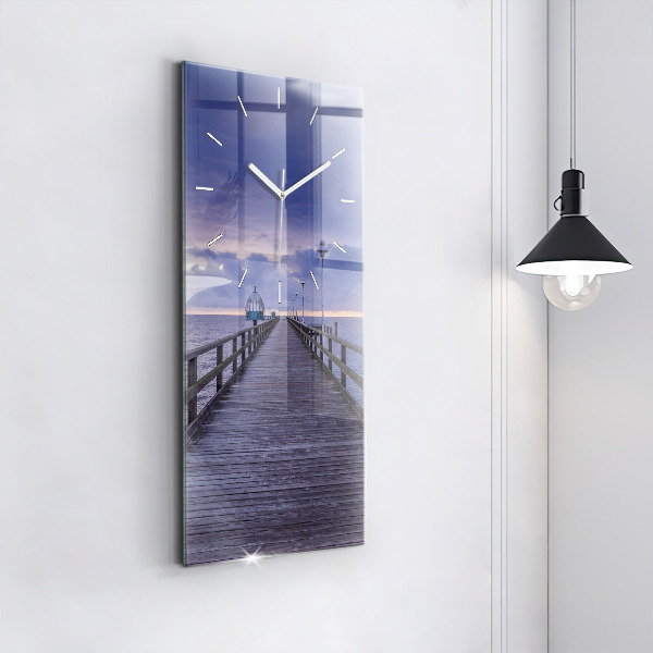 Vertikale Uhr Pier an der Ostsee