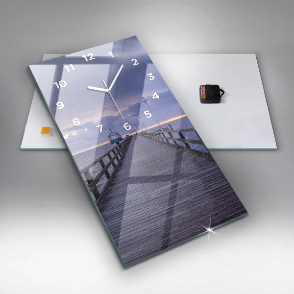 Vertikale Uhr Pier an der Ostsee