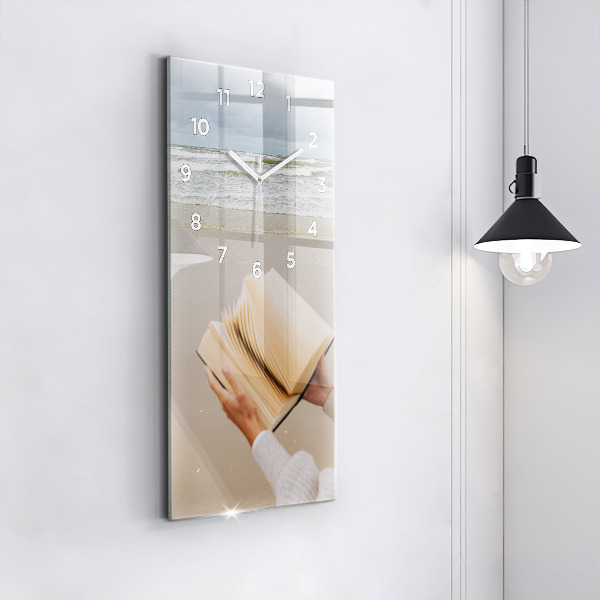 Vertikale Uhr Ein Moment mit einem Buch