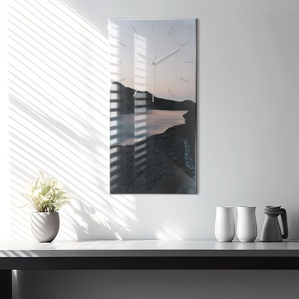 Vertikale Uhr mit motiv See und Berge