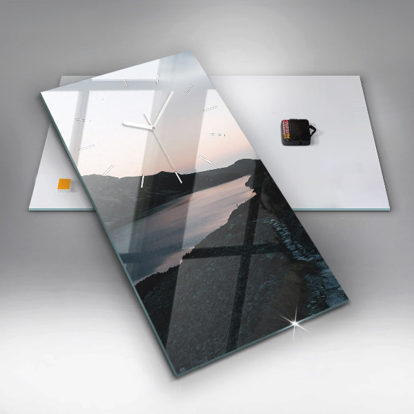 Vertikale Uhr mit motiv See und Berge