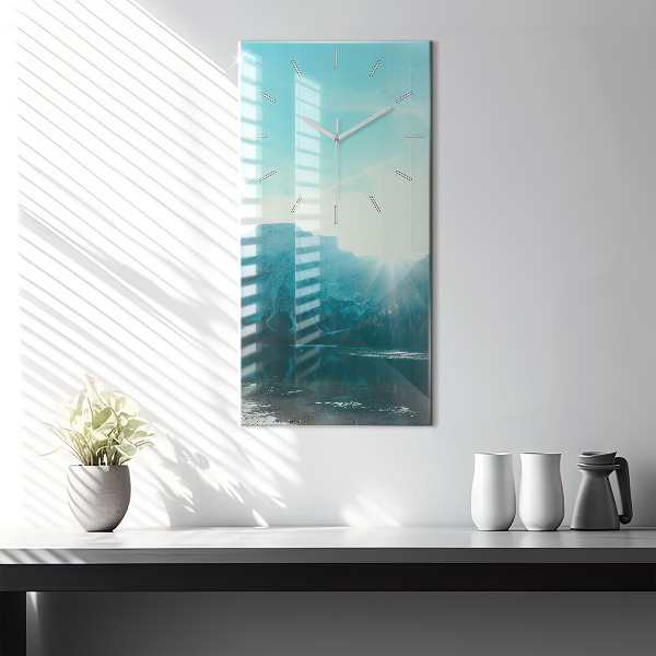 Vertikale Uhr Berg und Fluss in Polen