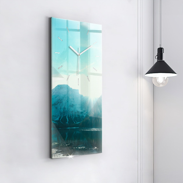 Vertikale Uhr Berg und Fluss in Polen