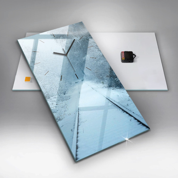 Vertikale Uhr mit motiv Hirsche auf den Gleisen