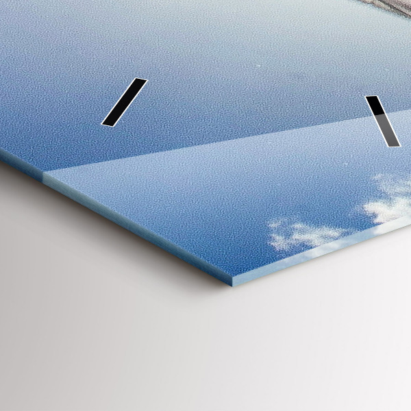 Vertikale Uhr Polnische Flagge gegen den Himmel