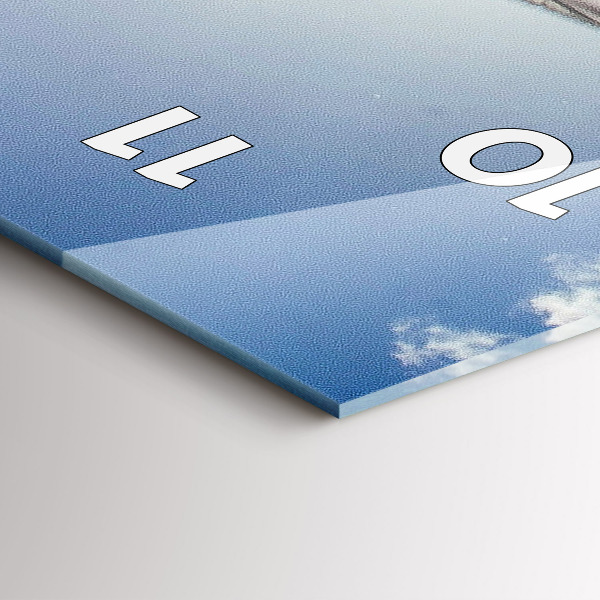 Vertikale Uhr Polnische Flagge gegen den Himmel