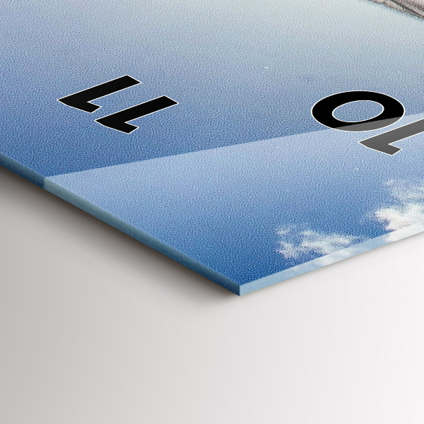 Vertikale Uhr Polnische Flagge gegen den Himmel