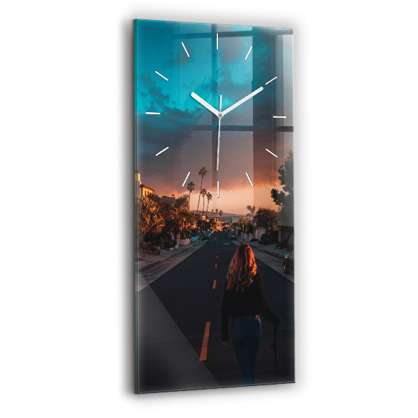 Vertikale Uhr mit motiv Frau auf der Straße