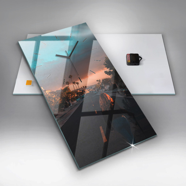 Vertikale Uhr mit motiv Frau auf der Straße