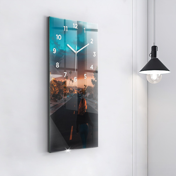 Vertikale Uhr mit motiv Frau auf der Straße