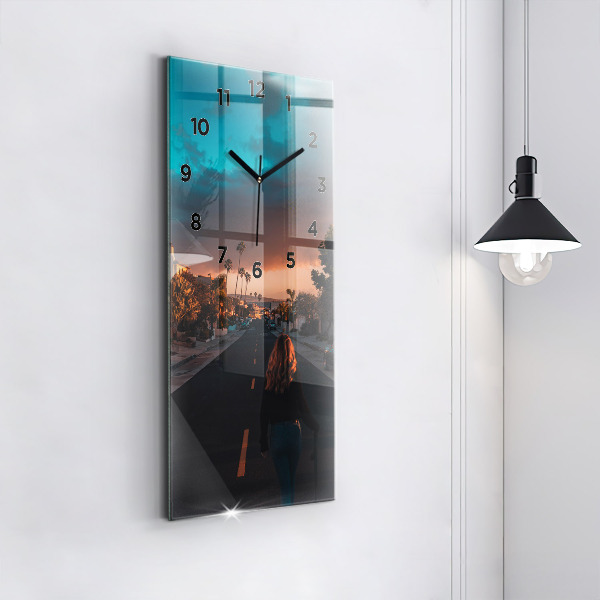 Vertikale Uhr mit motiv Frau auf der Straße