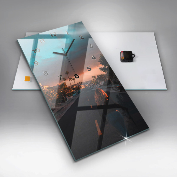 Vertikale Uhr mit motiv Frau auf der Straße