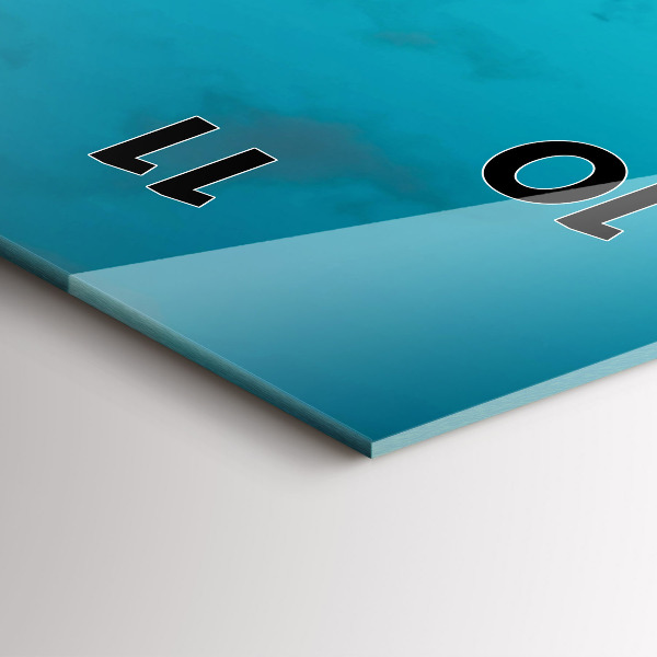 Vertikale Uhr mit motiv Frau auf der Straße