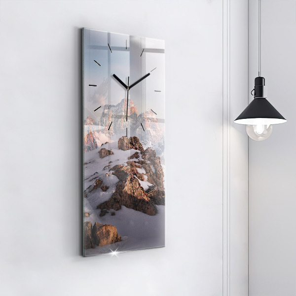 Vertikale Uhr Berg mit Schnee bedeckt