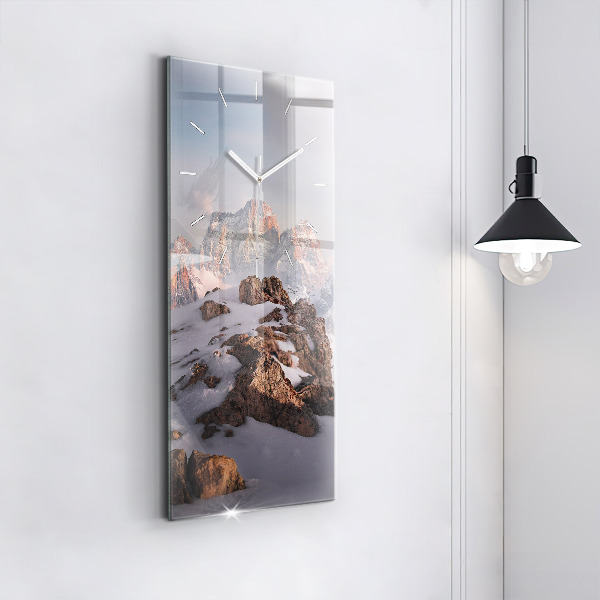 Vertikale Uhr Berg mit Schnee bedeckt