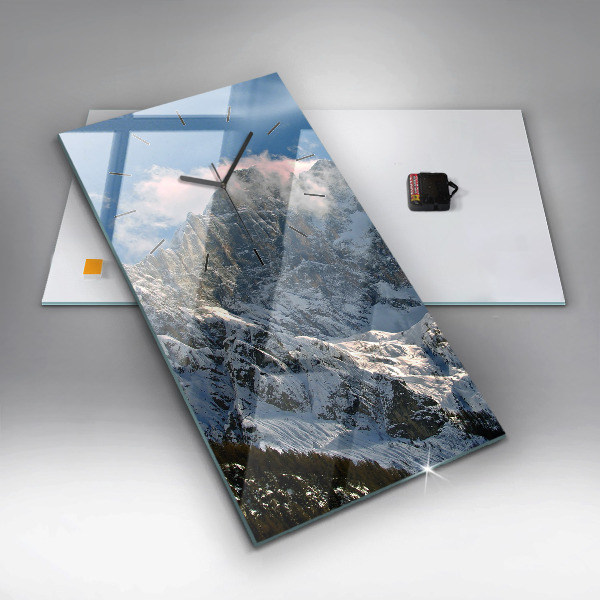 Vertikale Uhr mit motiv Berge unter dem blauen Himmel