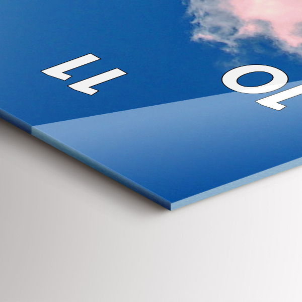 Vertikale Uhr mit motiv Berge unter dem blauen Himmel