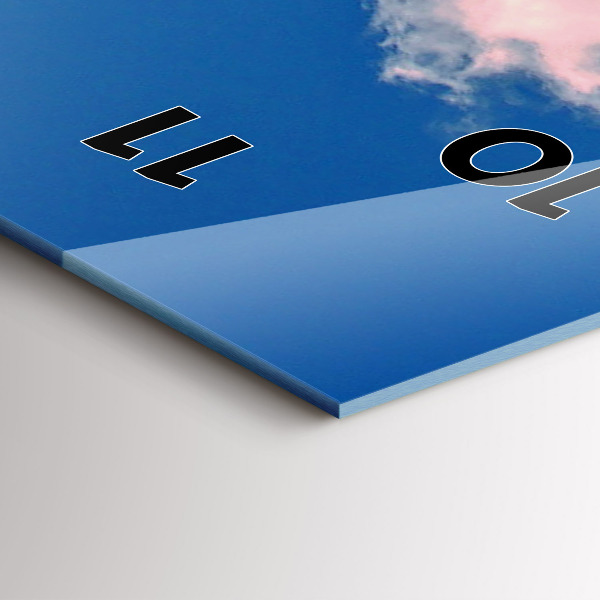 Vertikale Uhr mit motiv Berge unter dem blauen Himmel