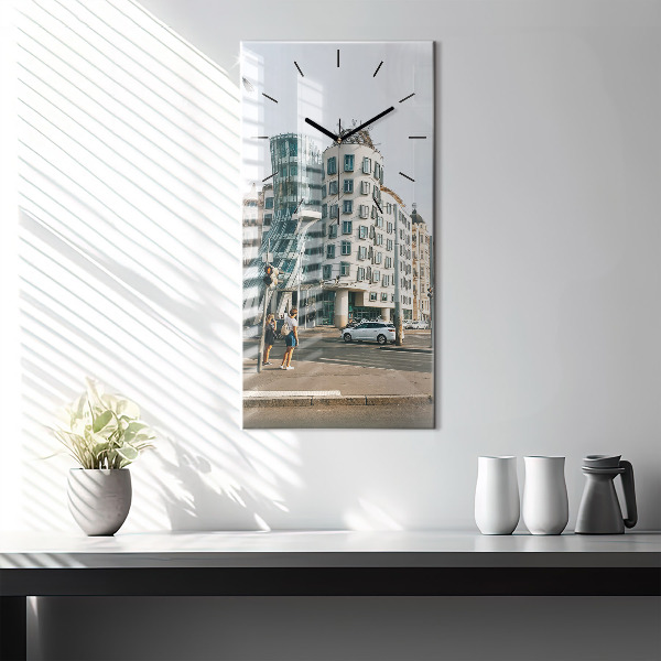 Vertikale Uhr Tanzendes Haus Prag