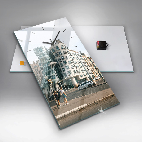 Vertikale Uhr Tanzendes Haus Prag