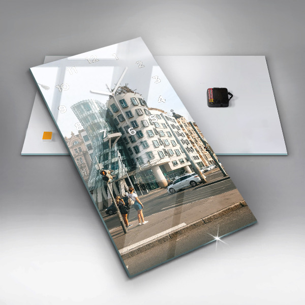 Vertikale Uhr Tanzendes Haus Prag