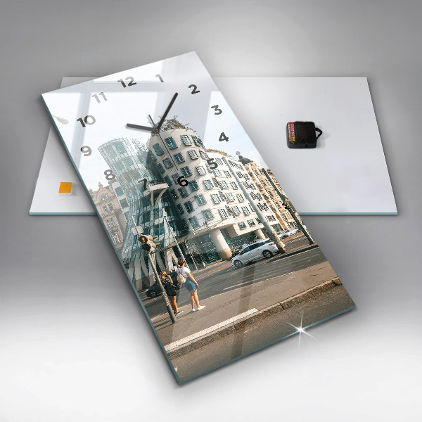 Vertikale Uhr Tanzendes Haus Prag