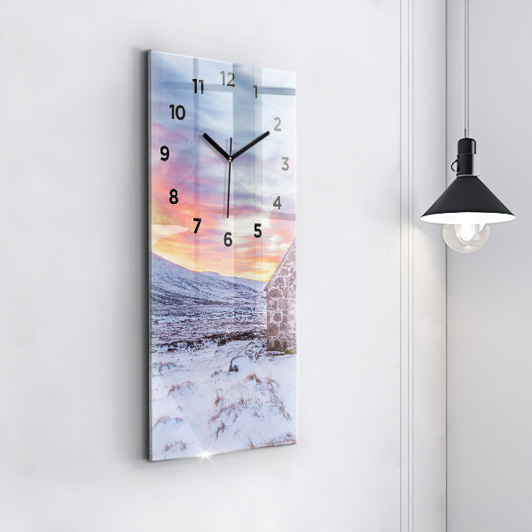 Vertikale Uhr Hütte in den Bergen